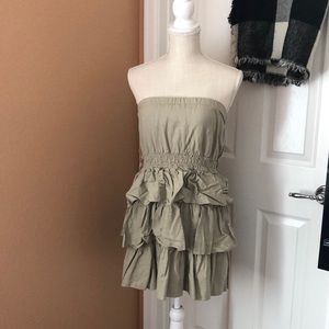 has belt straps, stretchy/ scrunchy